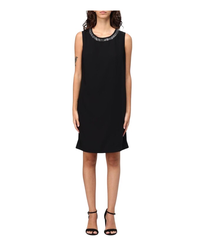 robe-trapeze-noire-avec-col-orne