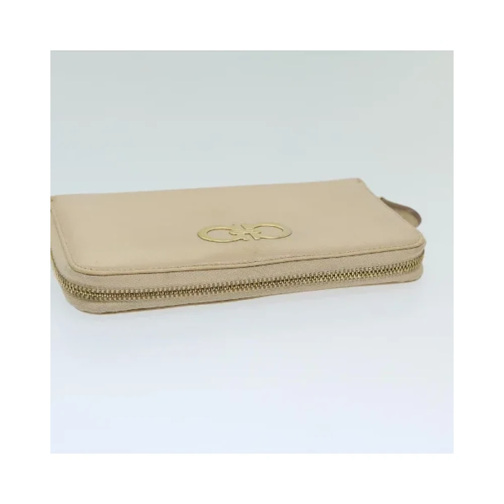 Salvatore Ferragamo Pre-owned Leather wallets Beige Dames