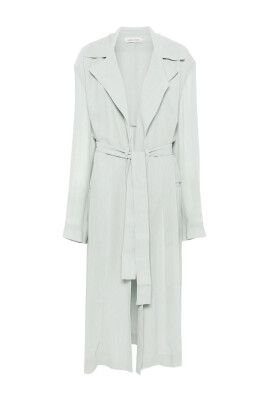 manteau-vert-avec-ceinture-et-revers