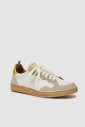 witte-sneaker-met-metalen-accenten