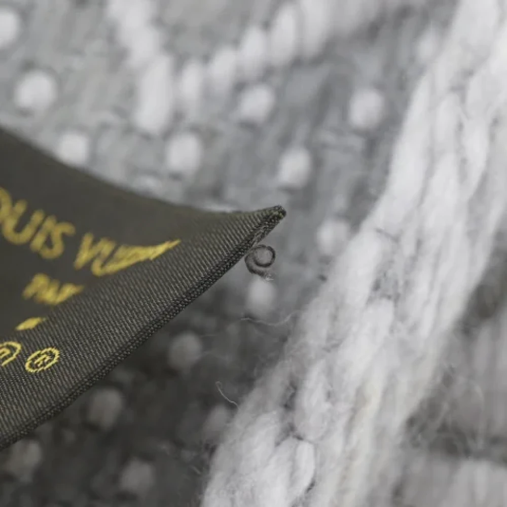 Louis Vuitton Vintage Pre-owned Wool scarves Gray Dames