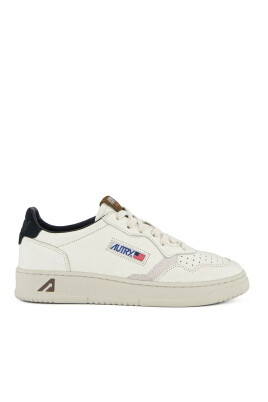 chaussures-plates-blanches-style-sportif-classique