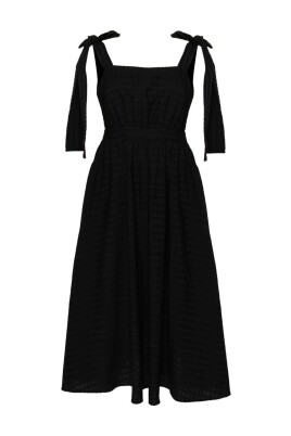 robe-seersucker-noire-a-larges-bretelles