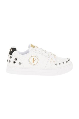 sneakers-basses-blanches-en-cuir-cloutees