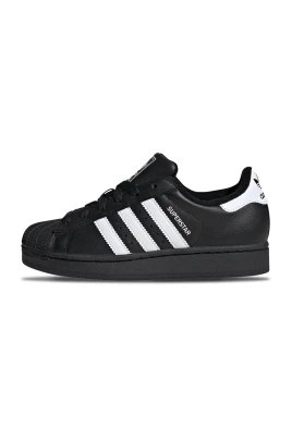 Klassiska svarta sneakers med vita ränder