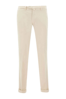 off-white-chinos-slim-fit-model