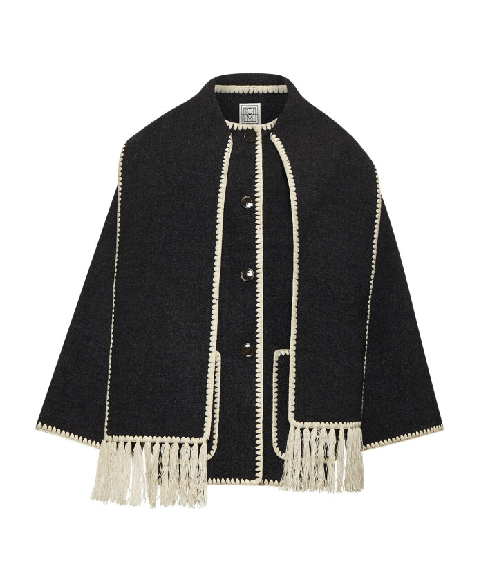 manteau-gris-en-laine-avec-echarpe-a-franges