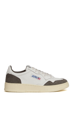 sneakers-en-cuir-avec-bout-perfore