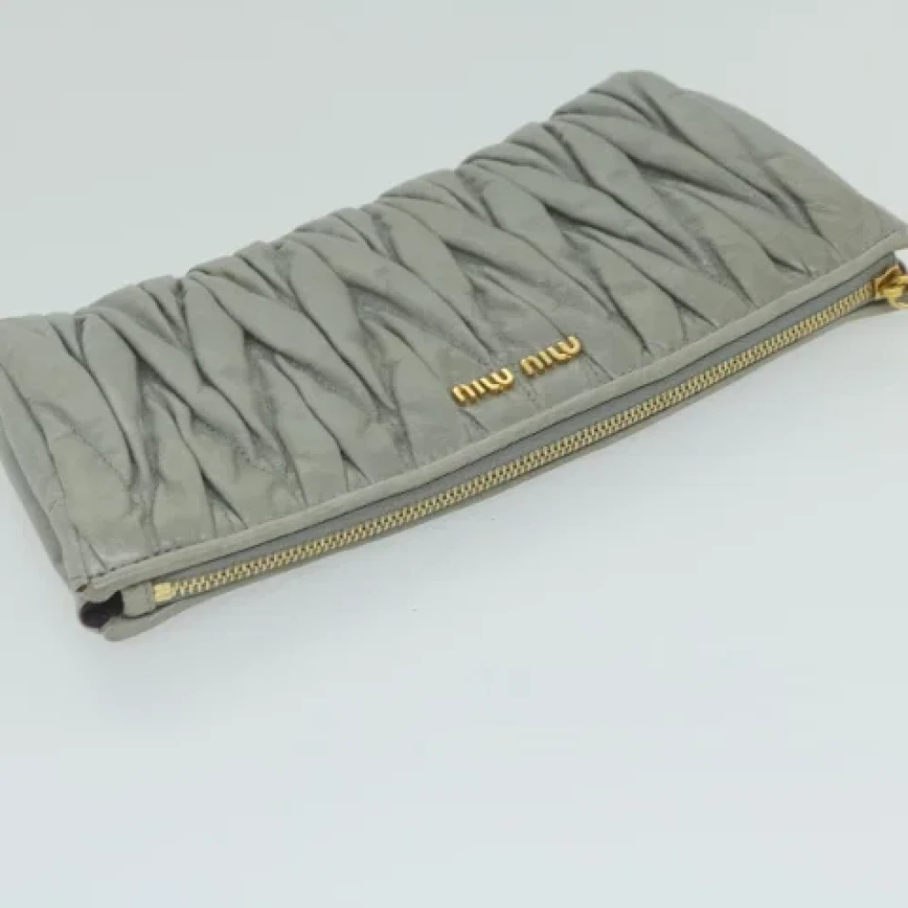 Miu Pre-owned Leather clutches Gray Dames