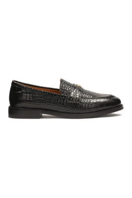 Svarta klassiska präglade läderloafers.Denna produkt har stor storlek.