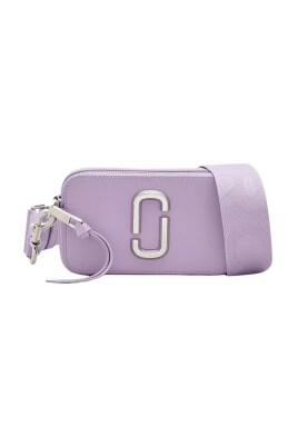 lila-snapshot-vaska-med-silverlogotyp