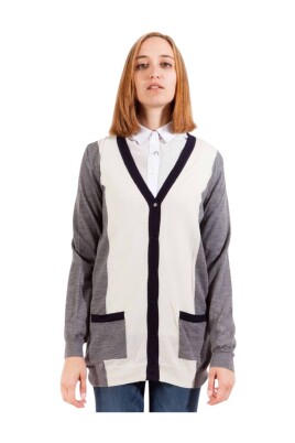 cardigan-en-laine-gris-avec-boutons