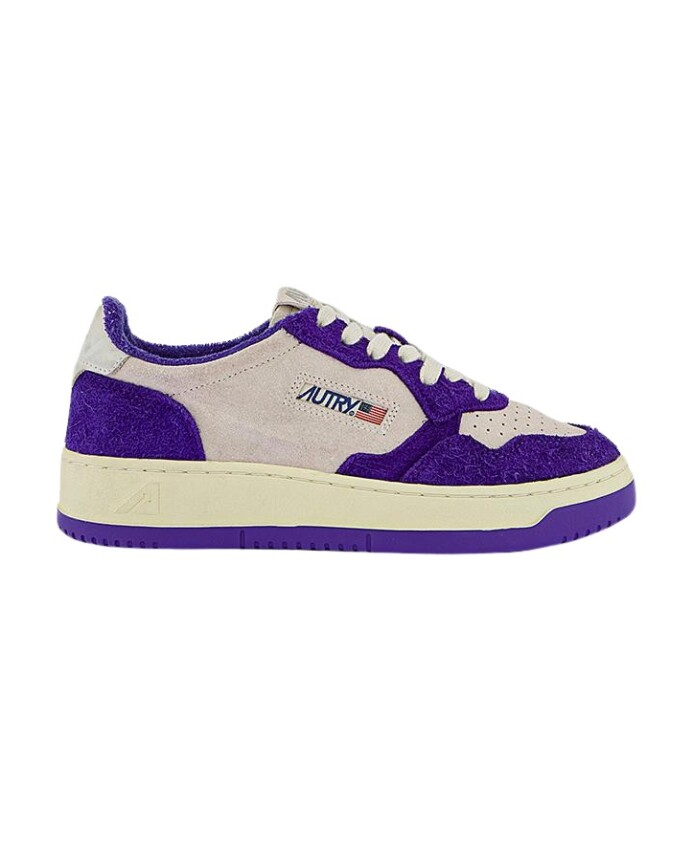 sneakers-en-daim-avec-etiquette-brodee