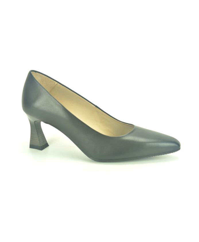 elegante-zwarte-pump-met-tip