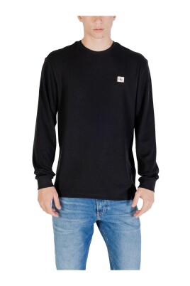 pull-noir-pour-la-saison-automne-hiver