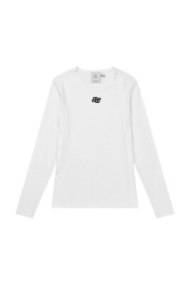 stilig-tee-med-broderat-logotyp
