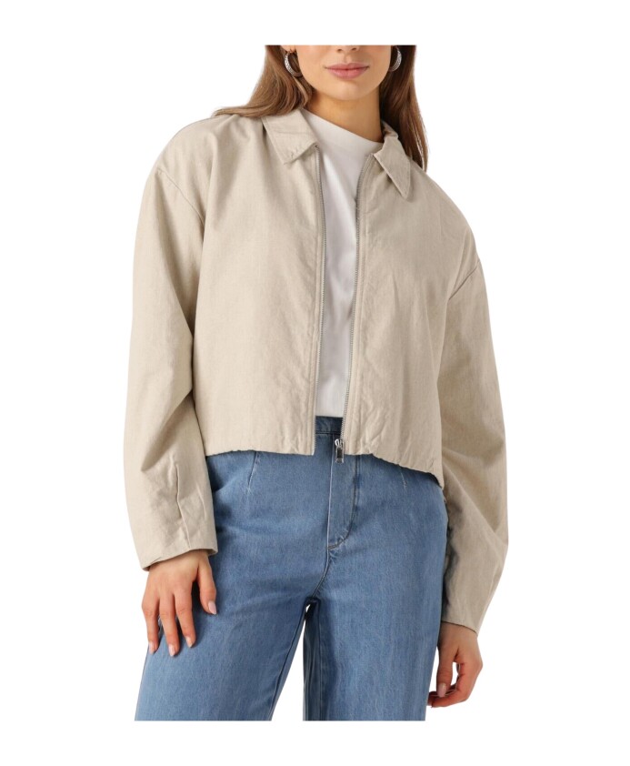 taupe-bomberjack-casual-trendy-look