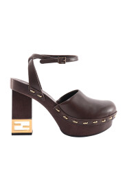Metallische Lederclogs: Verbessere dein Schuhspiel