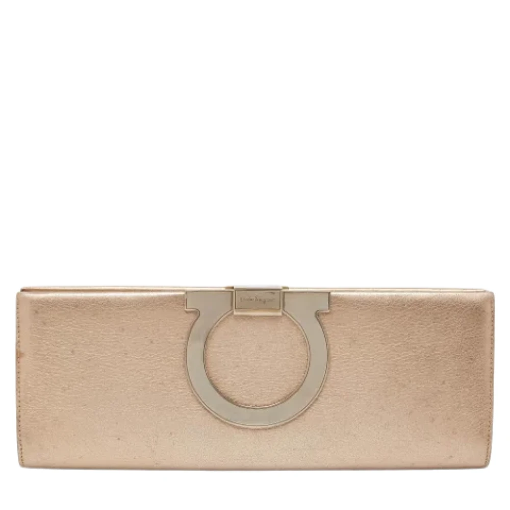 Salvatore Ferragamo Pre-owned Leather clutches Beige Dames