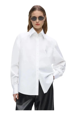 Skjorta med axelvaddar i poplin