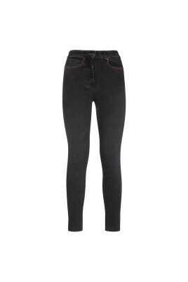 jean-en-denim-a-coutures-contrastees
