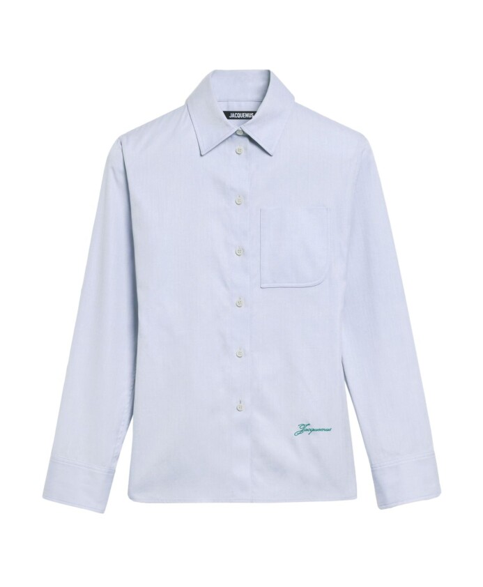 chemise-bleu-clair-avec-detail-decoupe