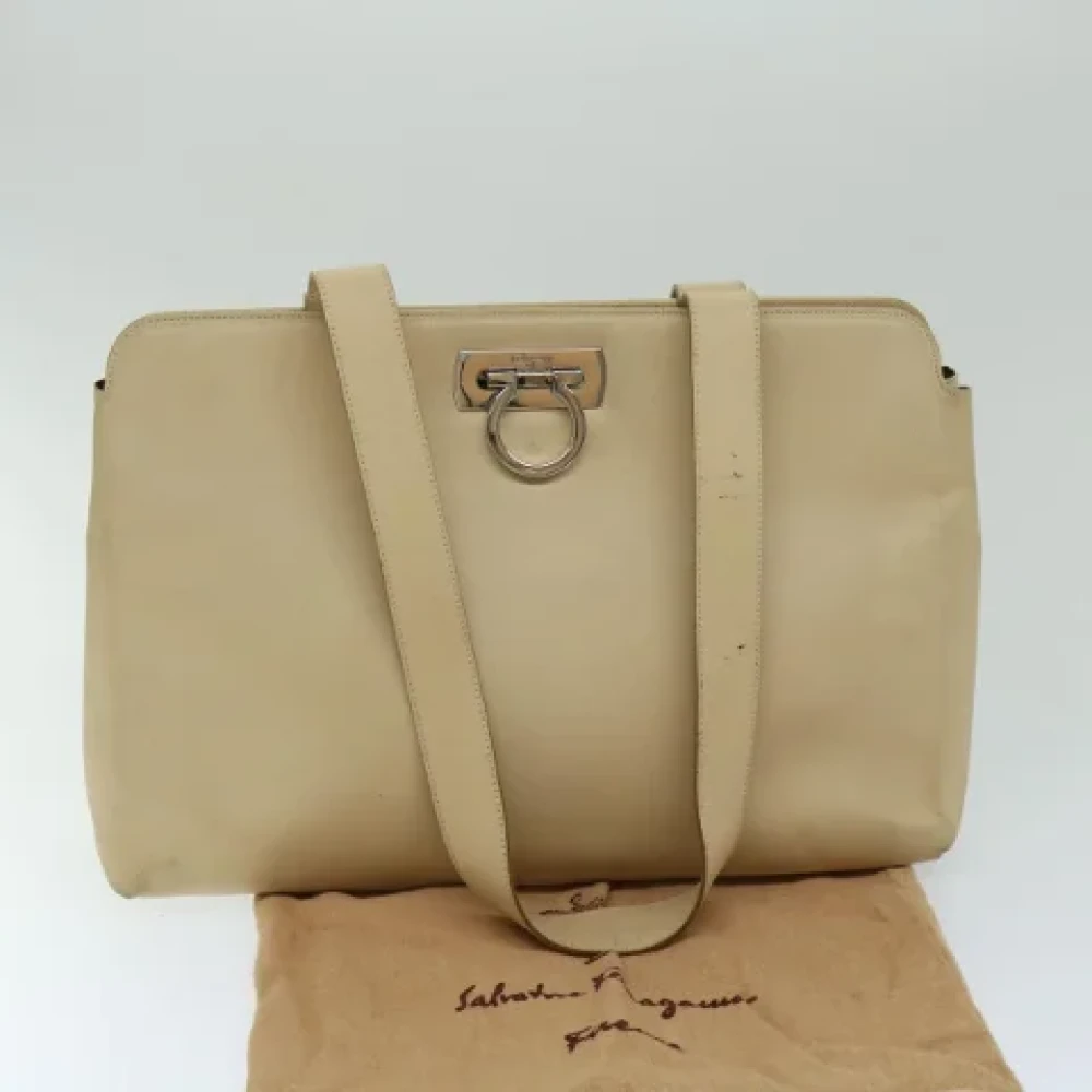 Salvatore Ferragamo Pre-owned Leather shoulder-bags Beige Dames