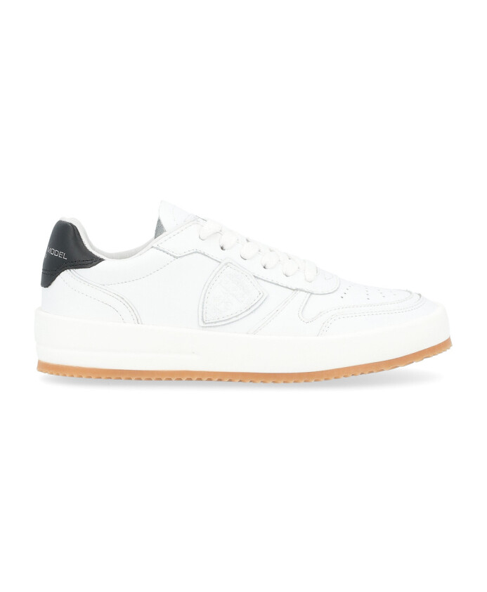 sneaker-en-cuir-blanc-et-noir