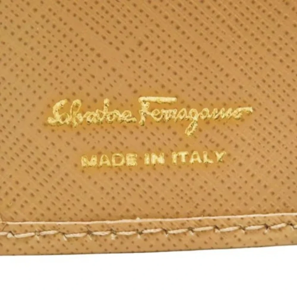 Salvatore Ferragamo Pre-owned Leather wallets Beige Dames