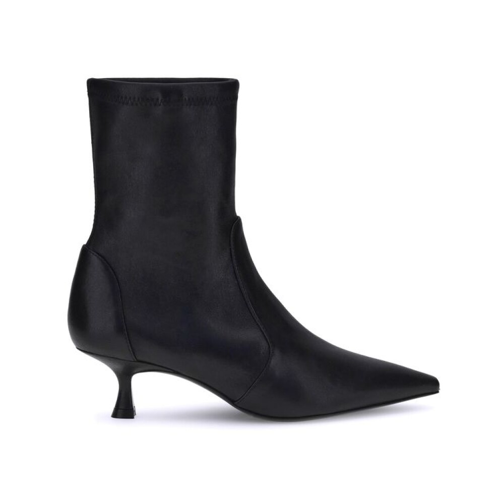 Kupuj kolekcje Stuart Weitzman online na Showroom