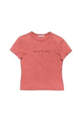t-shirt-rouge-avec-logo-flou