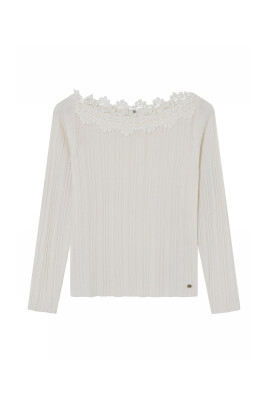 elegant-knit-sweater-with-embroidered-details