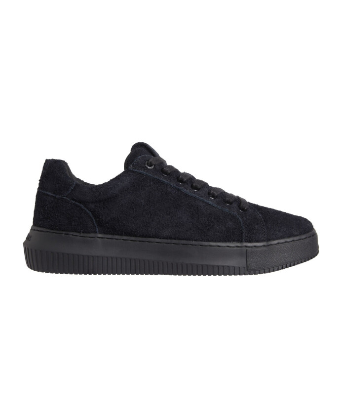 black-low-top-sneakers