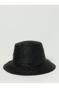 elegant-chapeau-a-large-bord-avec-des-details-signature
