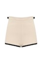 short-stretch-crepe-avec-bordure-festonnee-brode