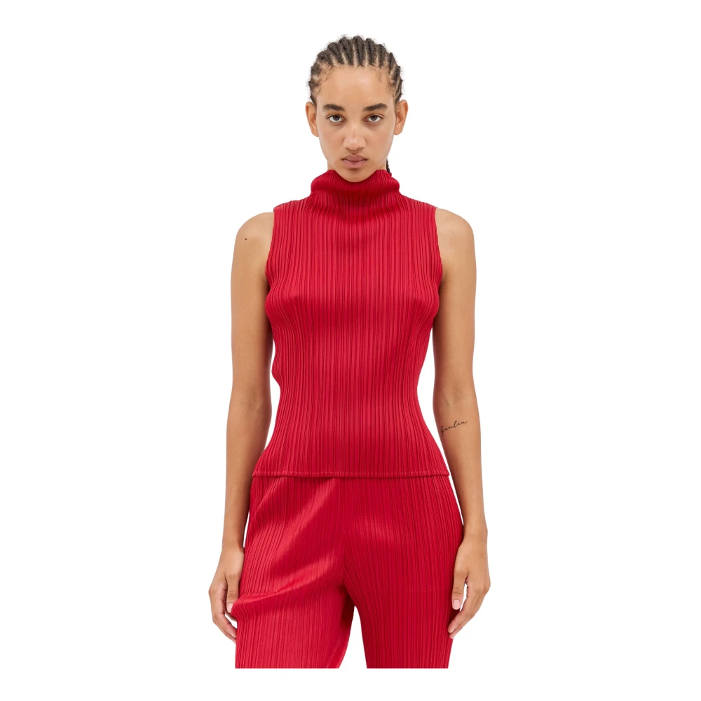 Issey Miyake Geplooide hoge hals top Red Dames