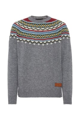 multifargad-troja-stiligt-utseende-avslappnad-outfit