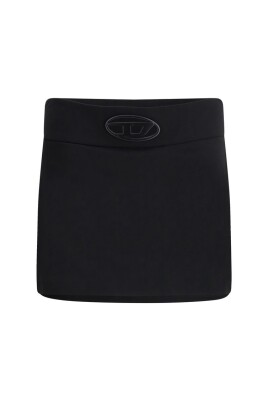 mini-jupe-avec-large-ceinture-et-plaque-metallique