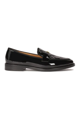 Lackade loafers dekorerade med quiltning.Denna produkt har stor storlek.