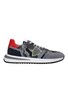 sneakers-en-tissu-gris-avec-detail-logo