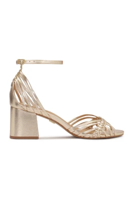 Guld post sandaler med flätade remmar