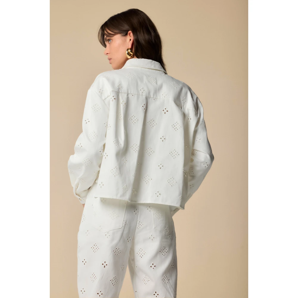 Kocca Witte denim-stijl kort jasje met geperforeerd patroon White Dames
