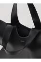sac-fourre-tout-en-cuir-noir-avec-fleurs