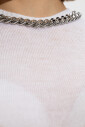 trui-met-decoratieve-ketting-bij-de-halslijn