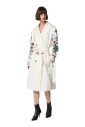 witte-trenchcoat-met-bloemendetails-op-de-mouwen
