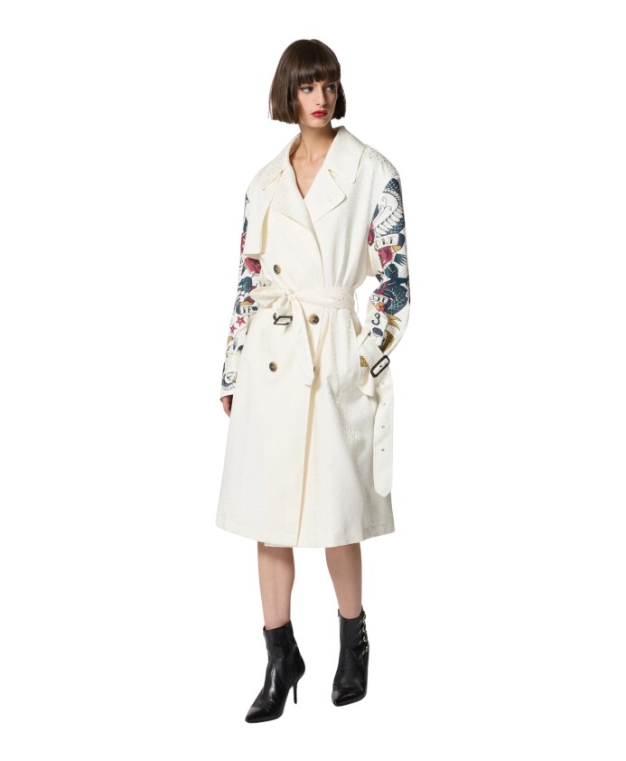 witte-trenchcoat-met-bloemendetails-op-de-mouwen