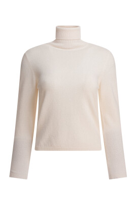 luxurious-white-cashmere-knitwear-aw25