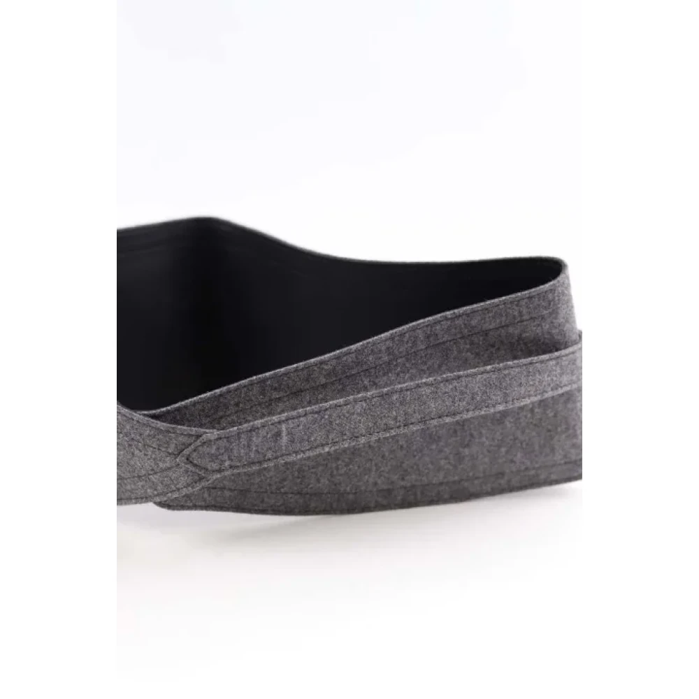 Yves Saint Laurent Vintage Pre-owned Leather belts Gray Dames