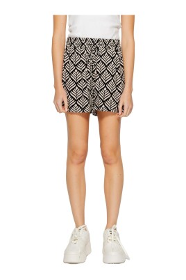geometrisk-snorning-svarta-shorts