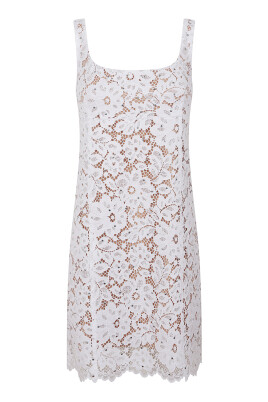 mini-robe-en-dentelle-florale-a-clous-et-cordons